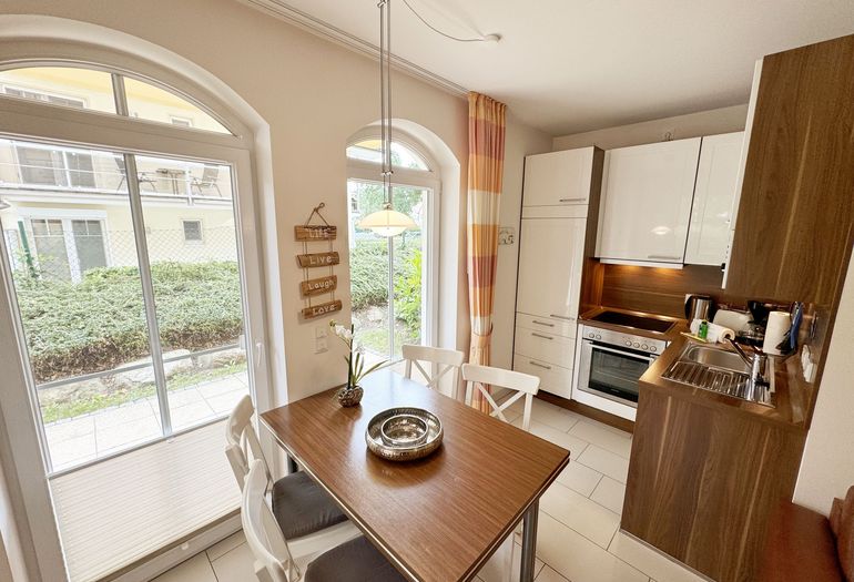 Essplatz mit angrenzender Küchenzeile Essplatz mit angrenzender Küchenzeile