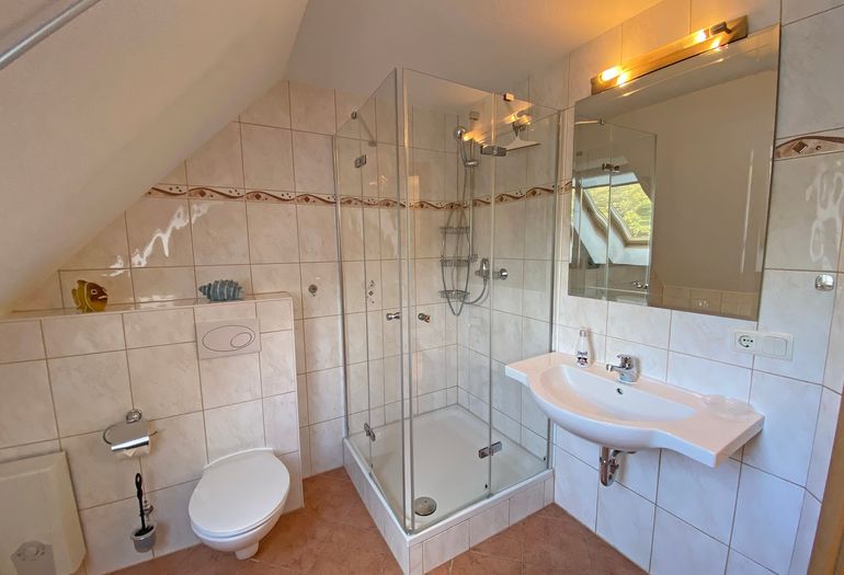 Badezimmer mit Dusche