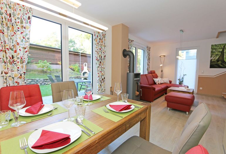 gedeckter Esstisch mit Kamin gedeckter Esstisch mit Kamin