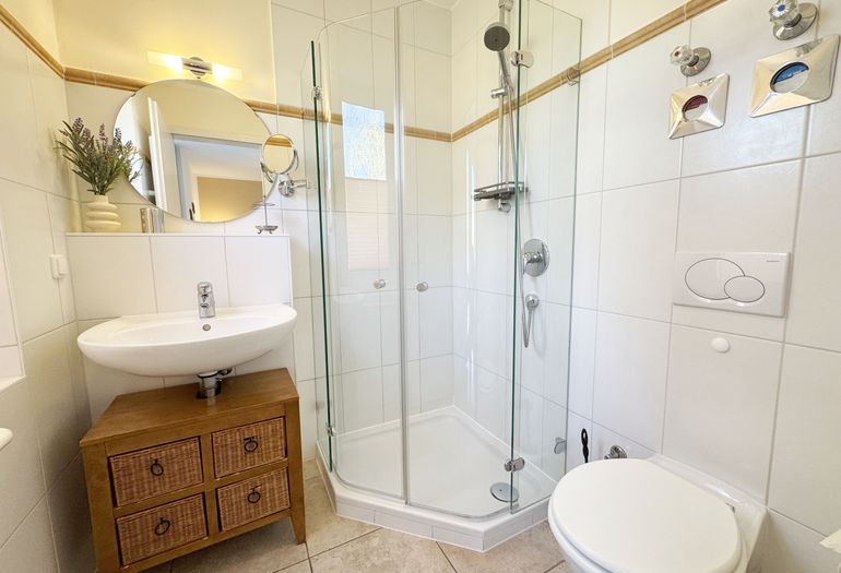 1.Badezimmer mit Dusche