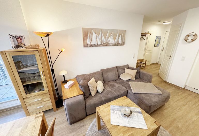 Wohnbereich mit gemütlicher Couch, Vitrine und Couchtisch