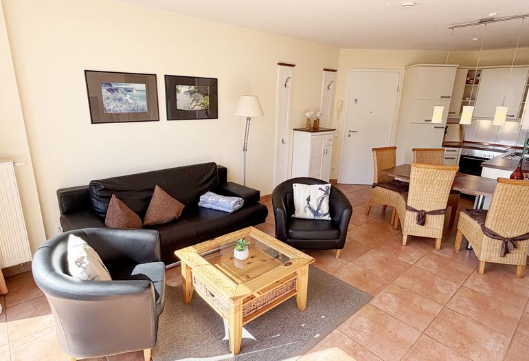 Wohnraum mit Couch, Sesseln sowie Tisch Wohnraum mit Couch, Sesseln sowie Tisch