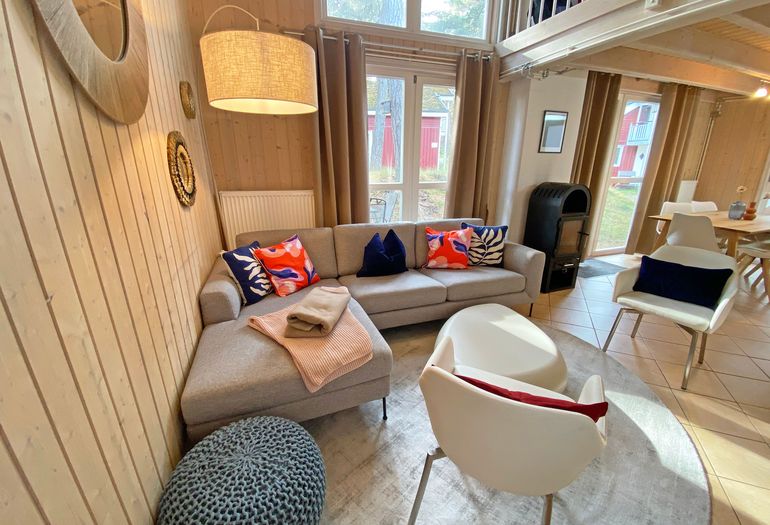 Wohnzimmer mit Couch und Stuhl
