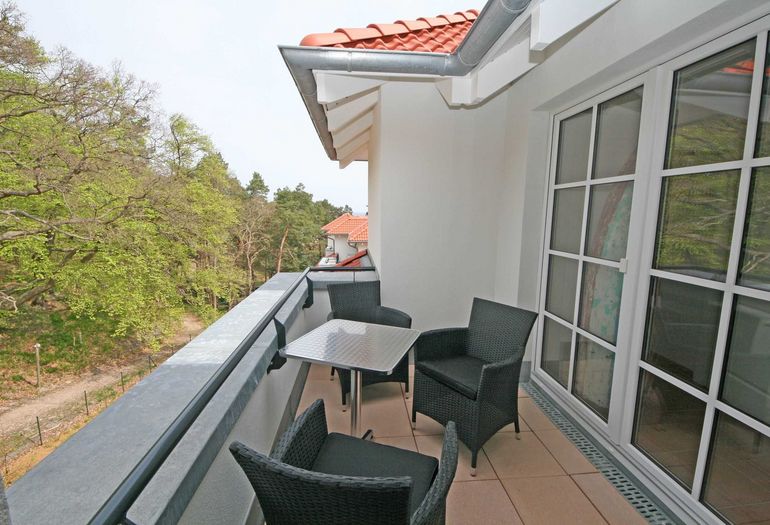bestuhlter Balkon in ruhiger Lage