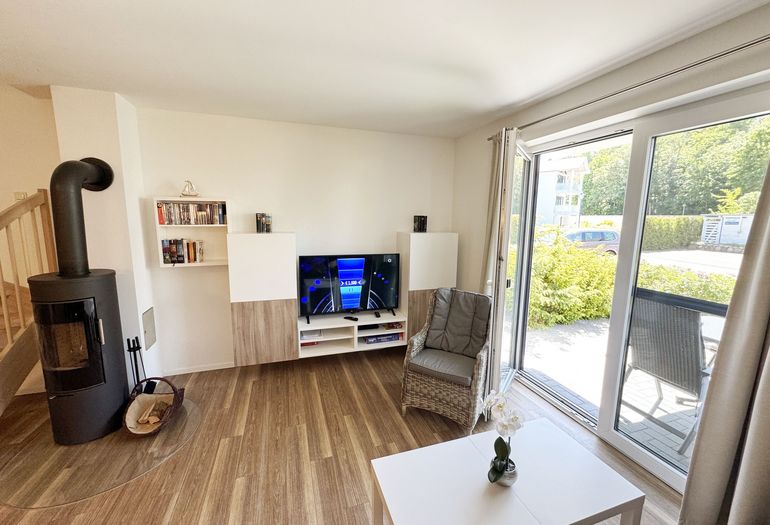 gemütliches Wohnzimmer mit Smart-TV und Kamin