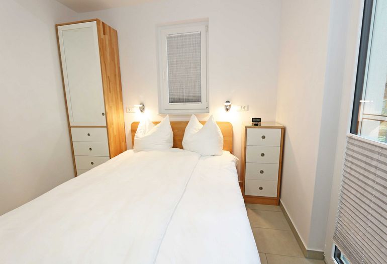 1. Schlafzimmer mit Kleiderschrank