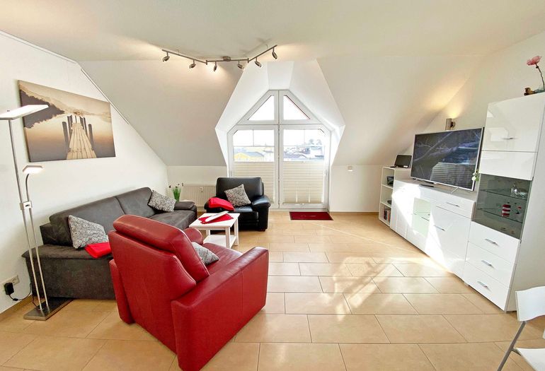 Wohnzimmer mit gemütlicher Couch und Sessel