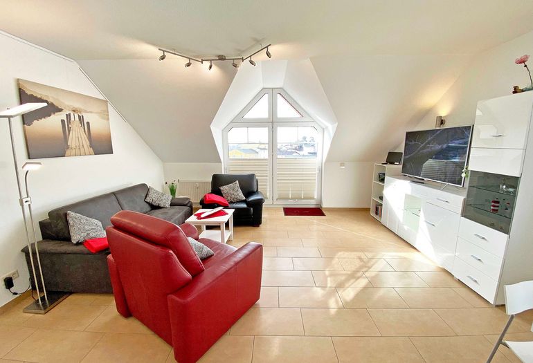 Wohnzimmer mit gemütlicher Couch und Sessel Wohnzimmer mit gemütlicher Couch und Sessel