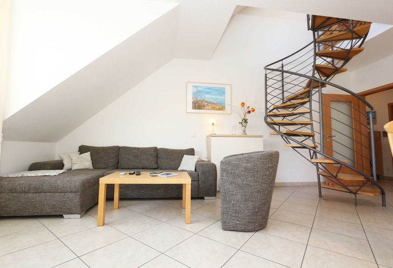 Wohnbereich mit moderner Couch Wohnbereich mit moderner Couch