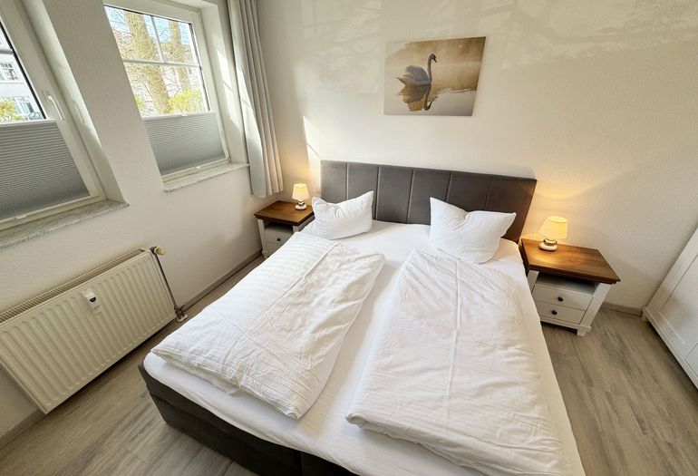 Schlafzimmer mit Doppelbett und Nachttischablagen Schlafzimmer mit Doppelbett und Nachttischablagen