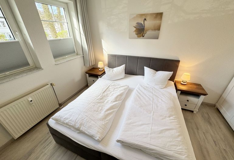 Schlafzimmer mit Doppelbett und Nachttischablagen