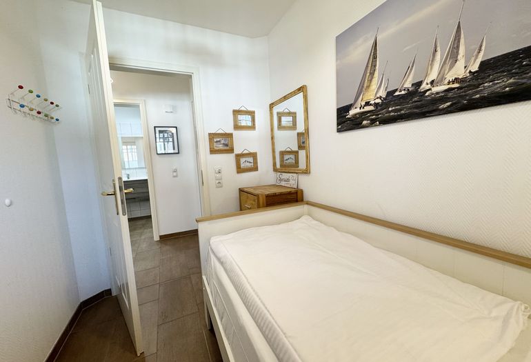 2.Schlafzimmer mit Tandembett und Kommode