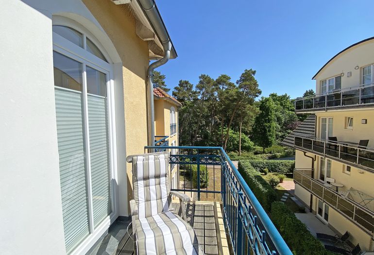 Kurparkresidenz Baabe - Balkon mit Sonnelniege Kurparkresidenz Baabe - Balkon mit Sonnelniege