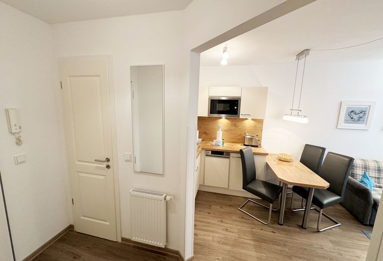 Flurbereich mit Blick zur Küchenzeile Flurbereich mit Blick zur Küchenzeile