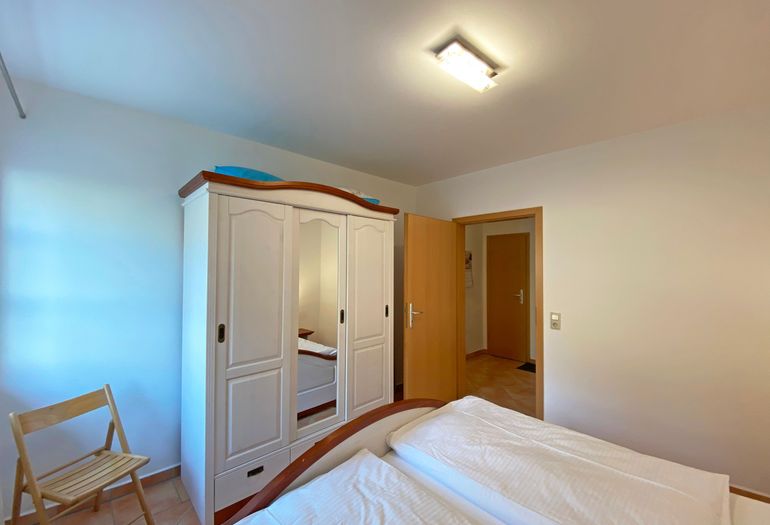 1. Schlafzimmer mit Kleiderschrank