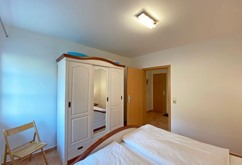 1. Schlafzimmer mit Kleiderschrank 1. Schlafzimmer mit Kleiderschrank
