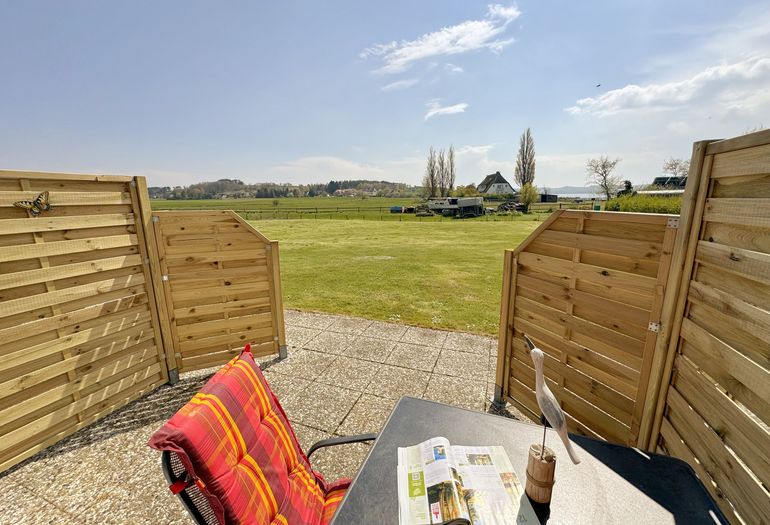 Südterrasse mit Blick auf die Wiese