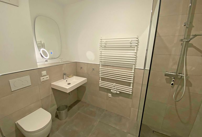 Badezimmer mit Dusche Badezimmer mit Dusche