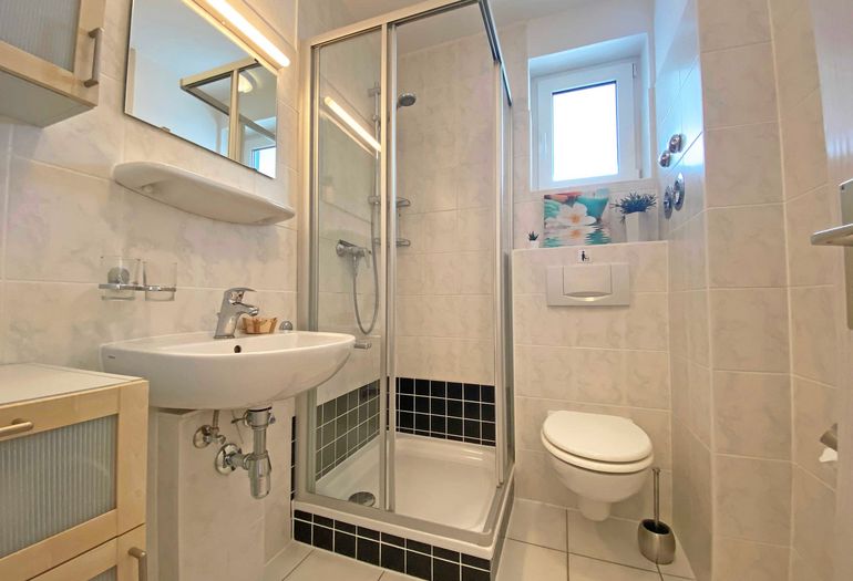 Badezimmer mit Dusche und WC
