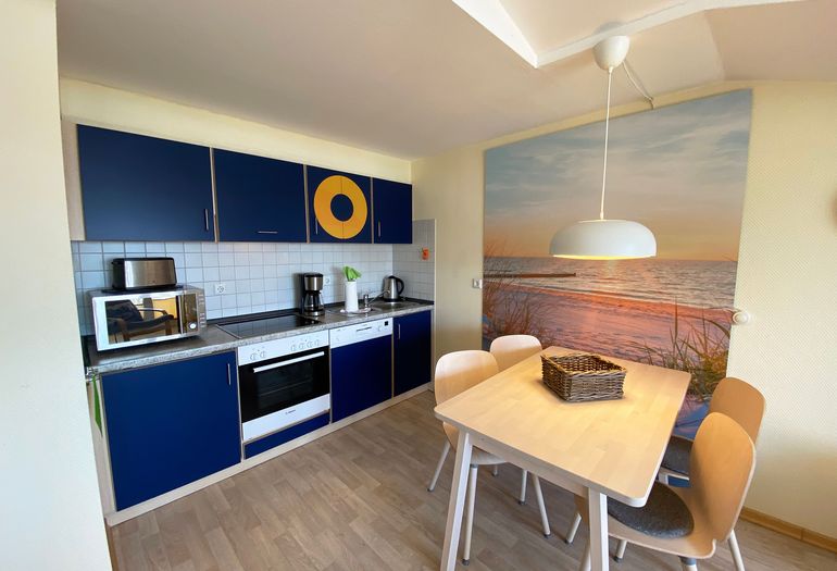 Küchenzeile mit Esstisch