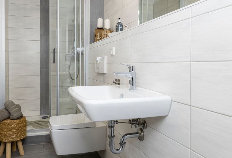 Badezimmer mit Dusche und WC Badezimmer mit Dusche und WC