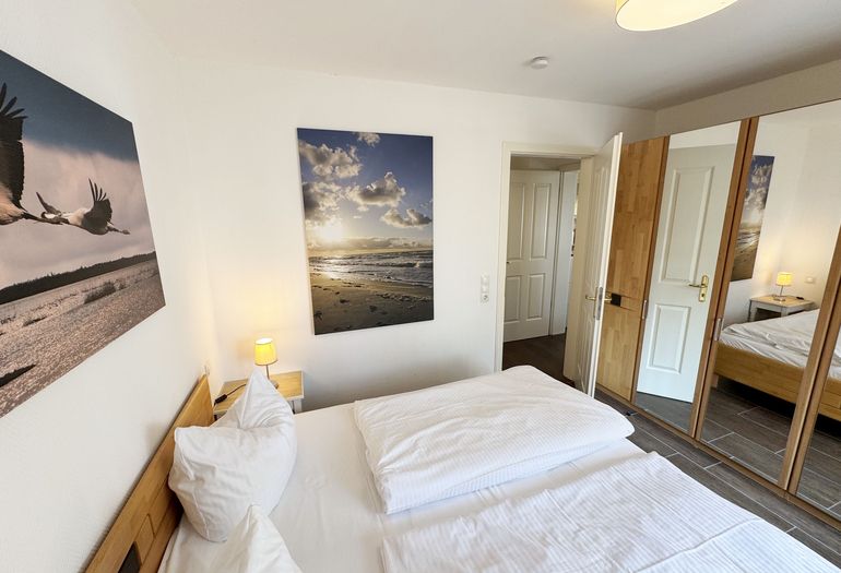 1.Schlafzimmer mit Doppelbett mit Kleiderschrank