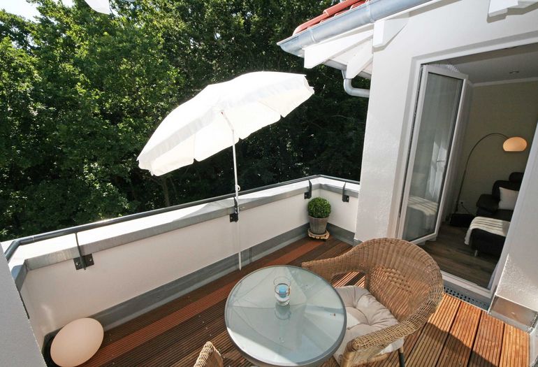 schöne Dachterrasse mit Sonnenschirm