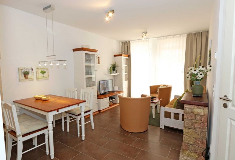 Wohnzimmer mit Esstisch