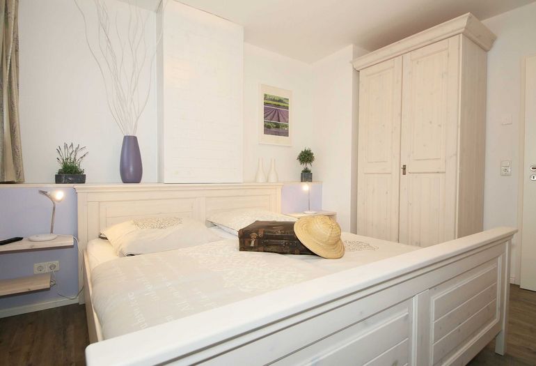 2. Schlafzimmer mit Doppelbett und Kleiderschrank