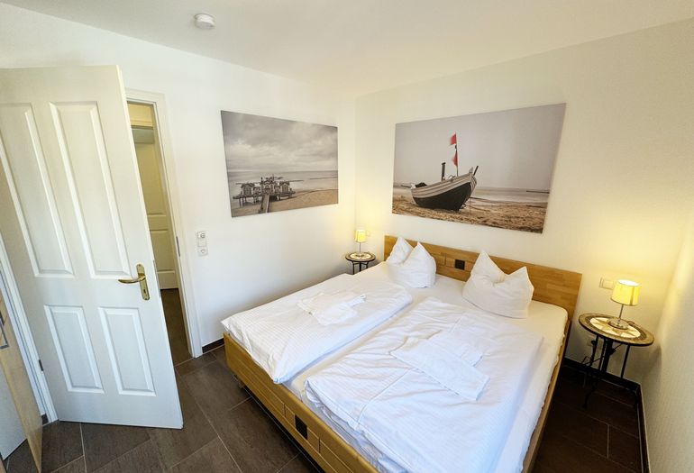 1.Schlafzimmer mit Doppelbett und Nachttischablagen 1.Schlafzimmer mit Doppelbett und Nachttischablagen
