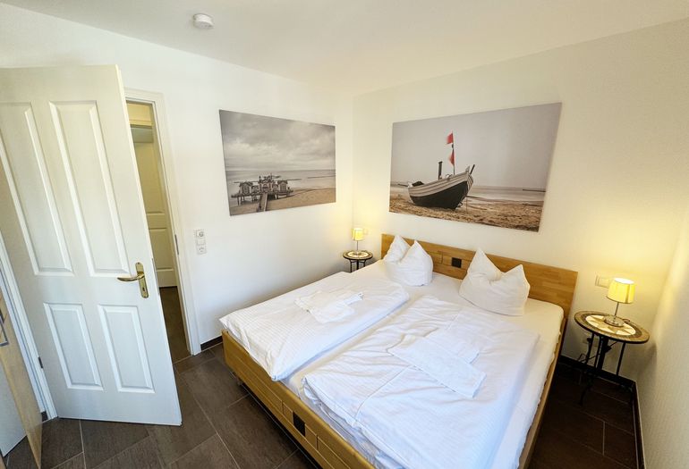 1.Schlafzimmer mit Doppelbett und Nachttischablagen