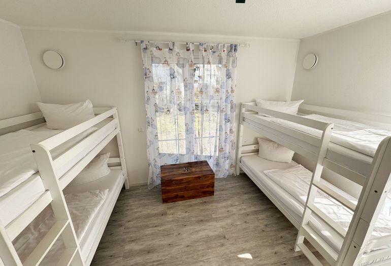 Kinderzimmer für 4 Kinder oder 2 Erwachsene und 2 Kinder bis 17 Jahre Kinderzimmer für 4 Kinder oder 2 Erwachsene und 2 Kinder bis 17 Jahre