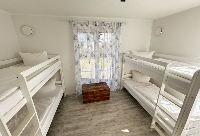 Kinderzimmer für 4 Kinder oder 2 Erwachsene und 2 Kinder bis 17 Jahre