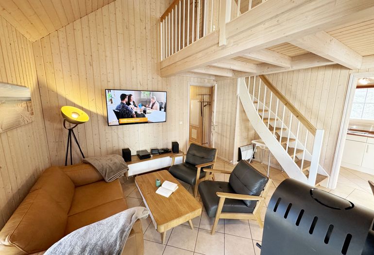 Ferienhaus Sprottenkiste - Blick in das Wohnzimmer und auf die Treppe