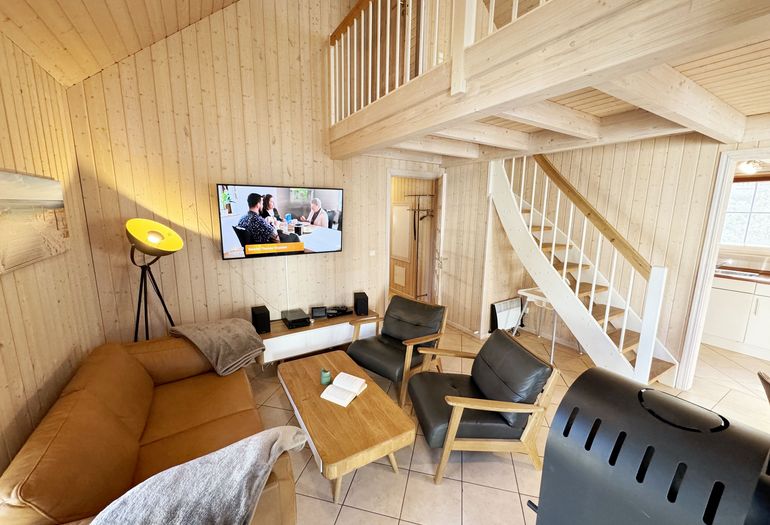 Ferienhaus Sprottenkiste - Blick in das Wohnzimmer und auf die Treppe Ferienhaus Sprottenkiste - Blick in das Wohnzimmer und auf die Treppe
