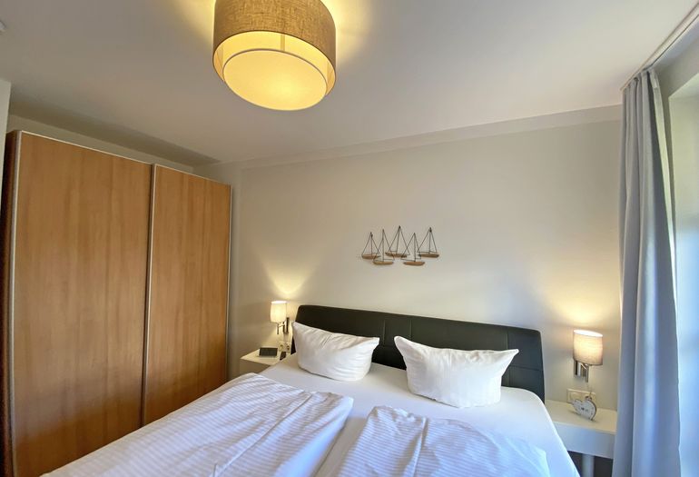 2. Schlafzimmer mit großem Kleiderschrank