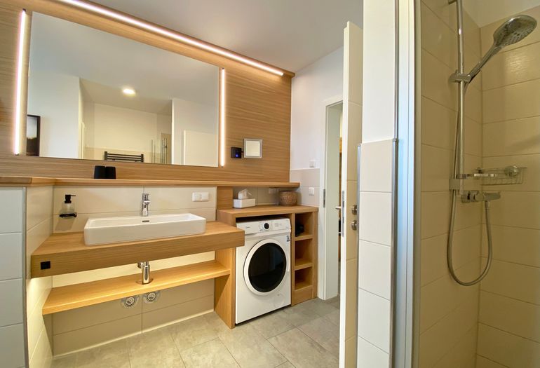 Badezimmer mit Dusche und Waschbecken