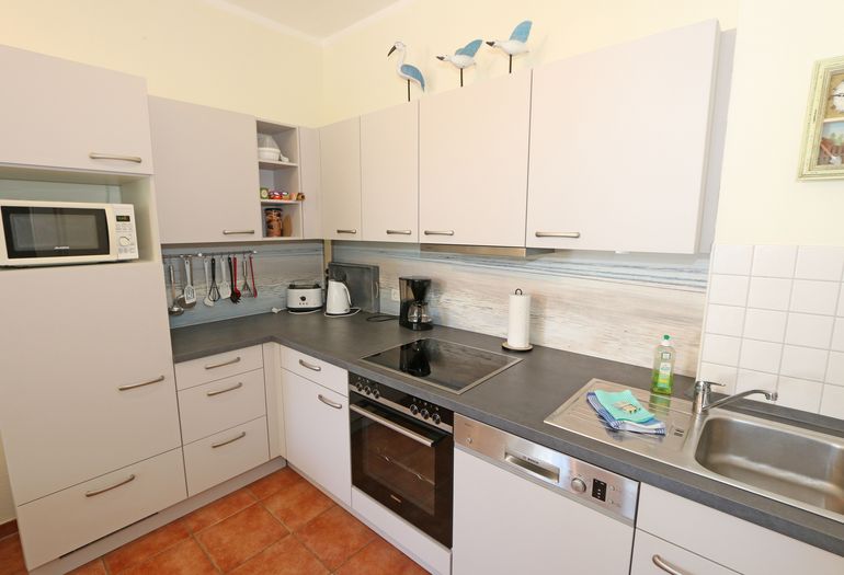 moderne Küchenzeile mit Backofen