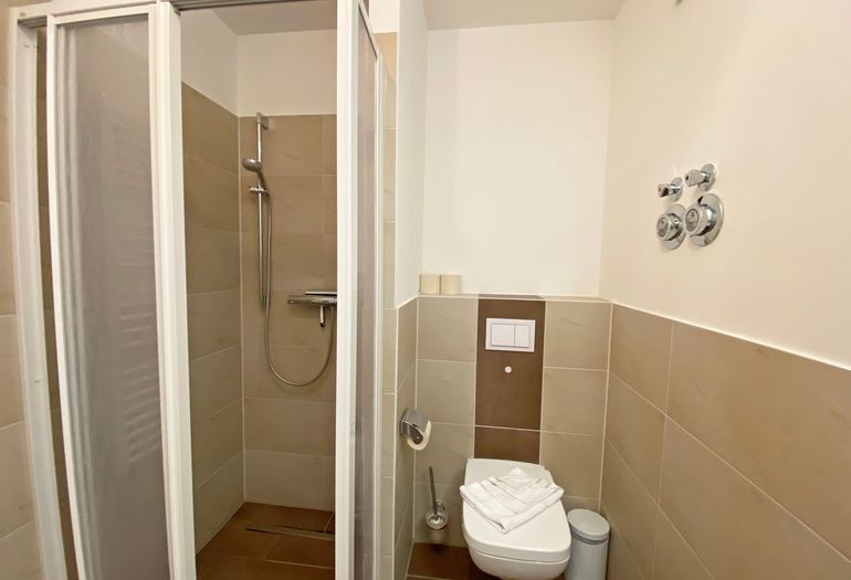 Badezimmer mit Dusche Badezimmer mit Dusche