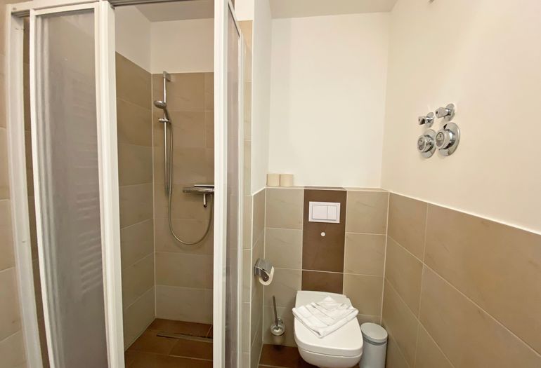 Badezimmer mit Dusche Badezimmer mit Dusche