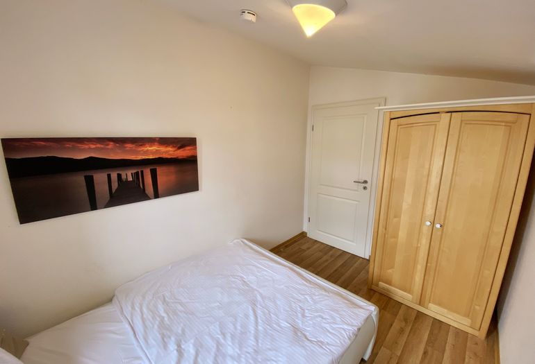 2. Schlafzimmer mit Kleiderschrank