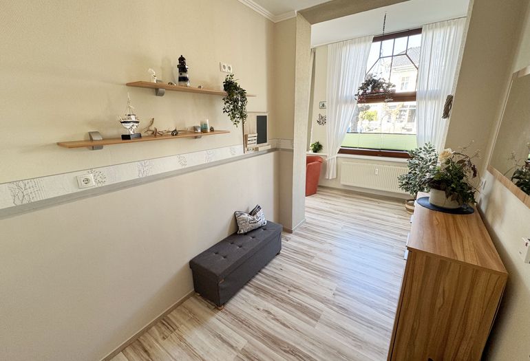 großzügiger heller Flur mit Sideboard