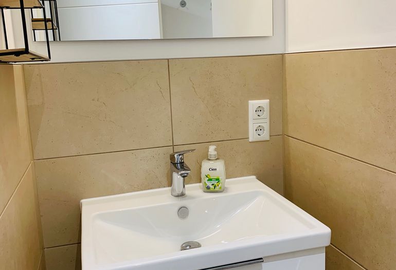 innenliegendes Badezimmer mit Waschbecken innenliegendes Badezimmer mit Waschbecken