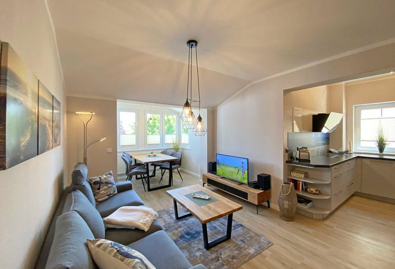 Wohnzimmer mit gemütlicher Couch Wohnzimmer mit gemütlicher Couch