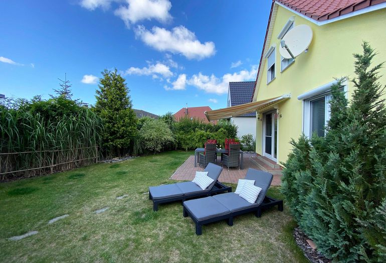 Garten mit Sonnenliegen Garten mit Sonnenliegen