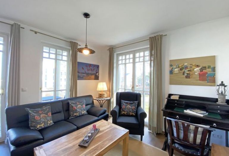 Wohnzimmer mit Ledercouch und Sessel Wohnzimmer mit Ledercouch und Sessel