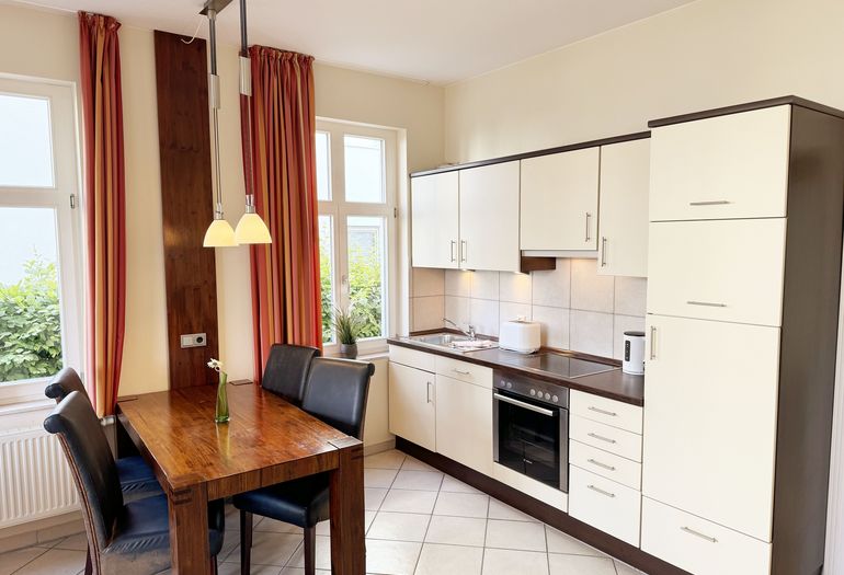 Küchenzeile mit Backofen