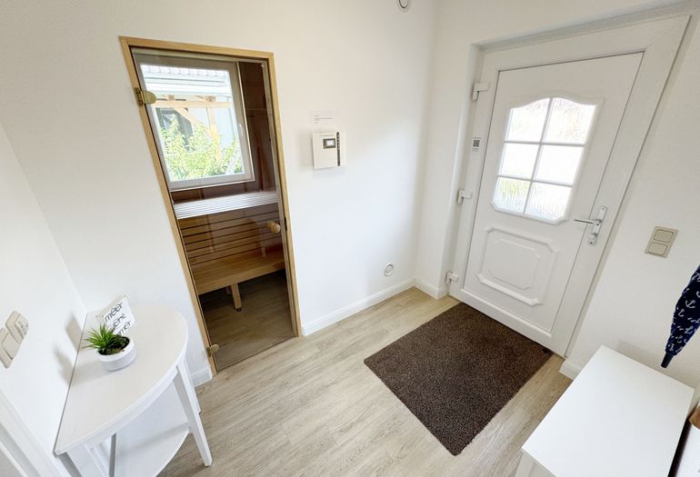 geräumiger Flur mit Blick in die hauseigene Sauna