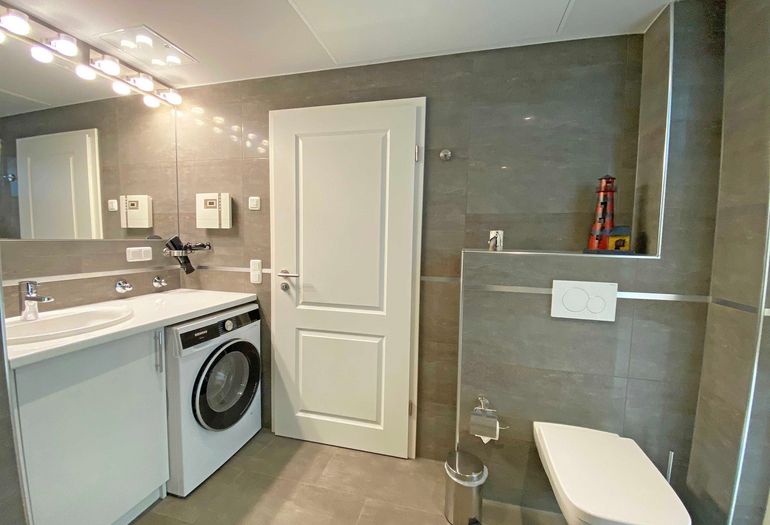 großes Badezimmer mit Waschmaschine großes Badezimmer mit Waschmaschine