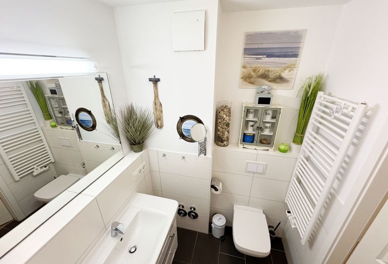 innenliegendes Badezimmer WC und Waschbecken